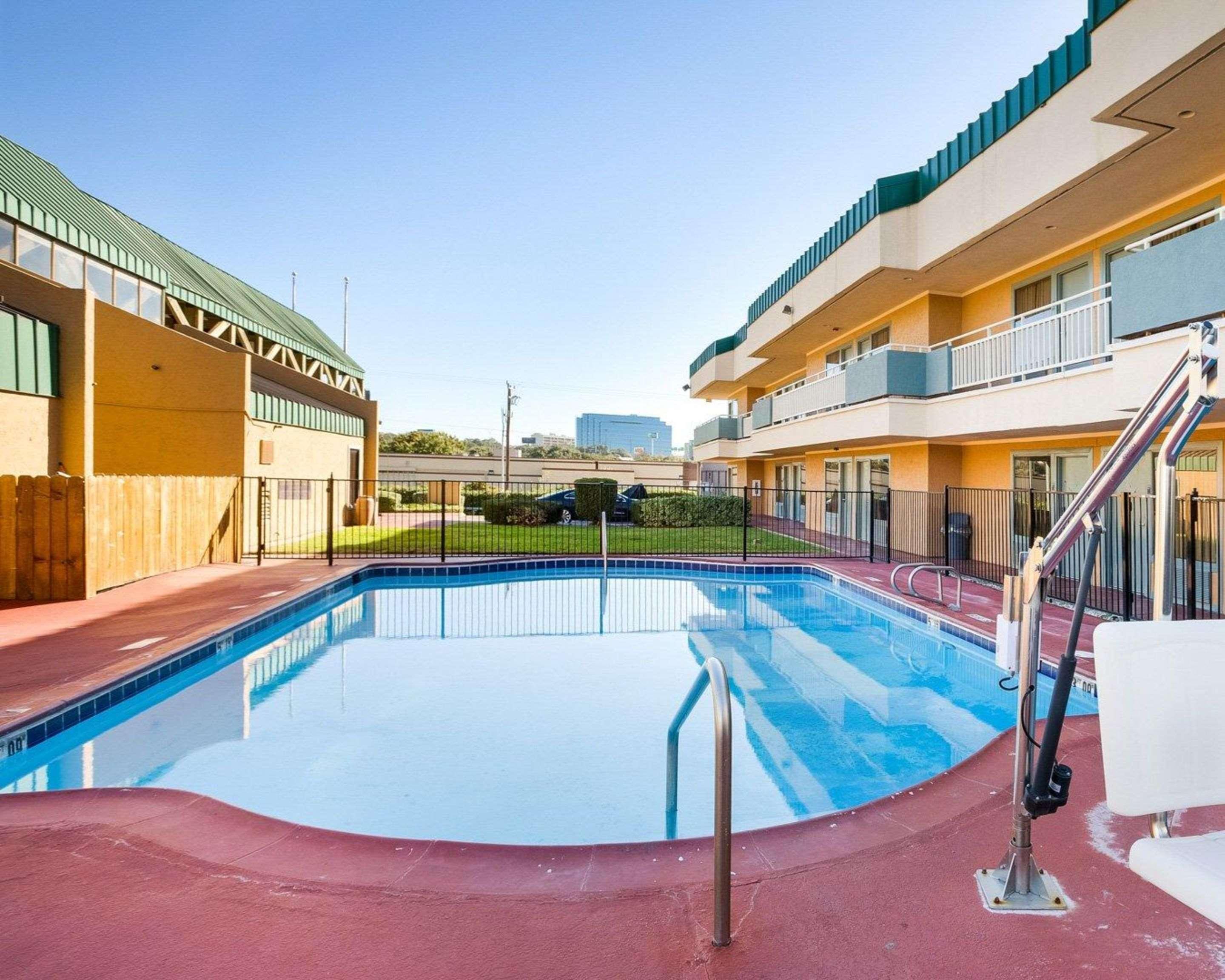Rodeway Inn & Suites South Of Fiesta Park サンアントニオ エクステリア 写真